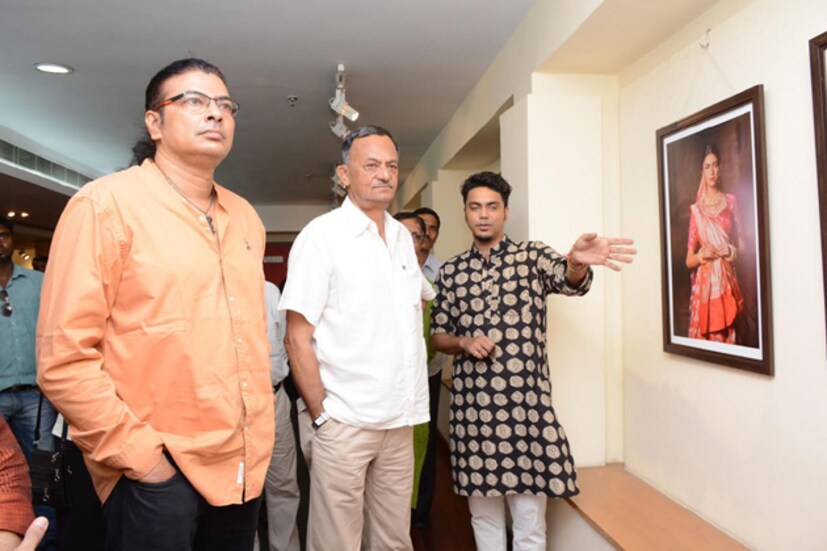 তিন দিন ধরে চলা এই ফটোগ্রাফির প্রদর্শনীতে উপস্থিত ছিলেন গায়ক সুরজিৎ চট্টোপাধ্যায় ও তৃণমূল নেতা মণীশ গুপ্তও ৷