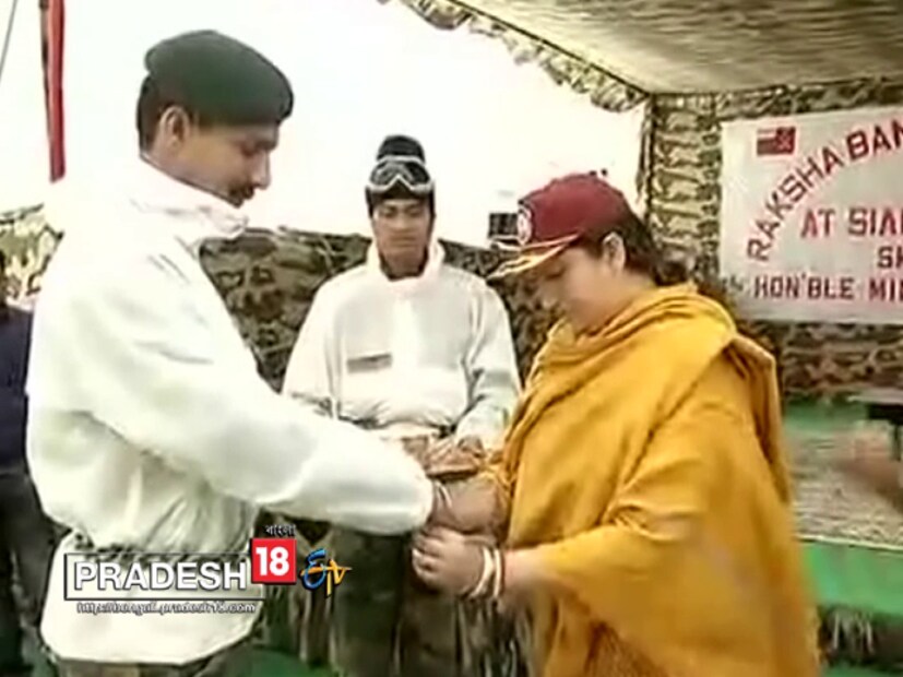 সিয়াচেনে দেশের প্রহরায় নিযুক্ত জওয়ানদের রাখী পড়ালেন বস্ত্রমন্ত্রী স্মৃতি ইরানি ৷