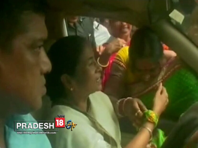 আলিপুর গোপালনগর মোড়ে মুখ্যমন্ত্রী মমতা বন্দ্যোপাধ্যায়ের গাড়ি আটকে প্রিয় দিদিকে রাখী পরালেন একদল মহিলা ৷