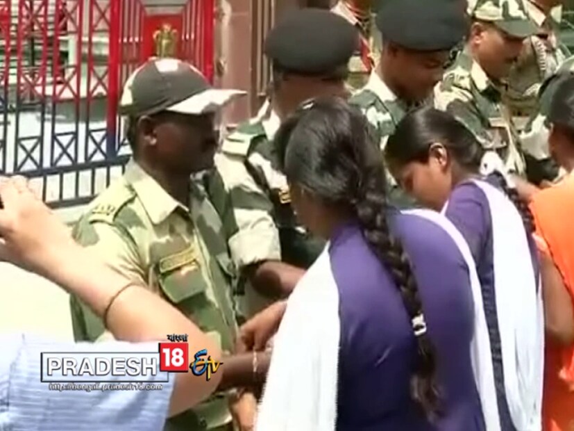 পরিবারের থেকে অনেক দূরে রয়েছেন ওয়াগা সীমান্তে কর্তব্যরত জওয়ানরা ৷ তাই যাতে তারা পরিবারের অভাব অনুভব না করে তাই জন্য তাদের রাখী পড়াতে এলেন স্থানীয় স্কুলের ছাত্রছাত্রী ও স্বেচ্ছাসেবকরা ৷