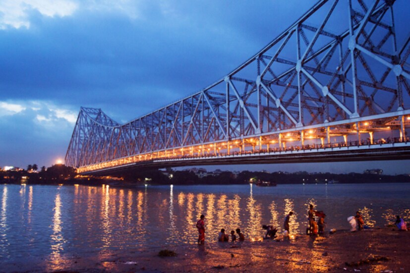 দীর্ঘদিন ধরে রক্ষণাবেক্ষণের অভাবে এমনই জীর্ণ দশা কলকাতার অন্যতম সিগনেচার মেমেন্টোর ৷ এই হেরিটেজ ব্রিজের রক্ষণাবেক্ষণ কে করবে সেই নিয়ে বিভিন্ন দফতরের দড়ি টানাটানিতে আটকে রয়েছে ব্রিজের সংস্কার ৷ 