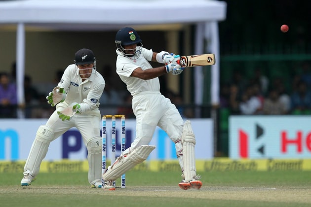লোকেশ রাহুল ৩৮ রানে আউট হওয়ার পর ভারতীয় ইনিংসের হাল ধরেন মুরলী বিজয় ও চেতেশ্বর পূজারা। দুই ব্যাটসম্যানের দাপটে দিনের শেষে ভারতের রান ১৫৯/১। ৬৪ রান করে বিজয় ৫০ করে ক্রিকেট রয়েছেন পূজারা। হাতে রয়েছে ৯ উইকেট। ২১৫ রানে এগিয়ে রয়েছে কোহলি অ্যান্ড ব্রিগেড। ছবি: বিসিসিআই লোকেশ রাহুল ৩৮ রানে আউট হওয়ার পর ভারতীয় ইনিংসের হাল ধরেন মুরলী বিজয় ও চেতেশ্বর পূজারা। দুই ব্যাটসম্যানের দাপটে দিনের শেষে ভারতের রান ১৫৯/১। ৬৪ রান করে বিজয় ৫০ করে ক্রিকেট রয়েছেন পূজারা। হাতে রয়েছে ৯ উইকেট। ২১৫ রানে এগিয়ে রয়েছে কোহলি অ্যান্ড ব্রিগেড। ছবি: বিসিসিআই