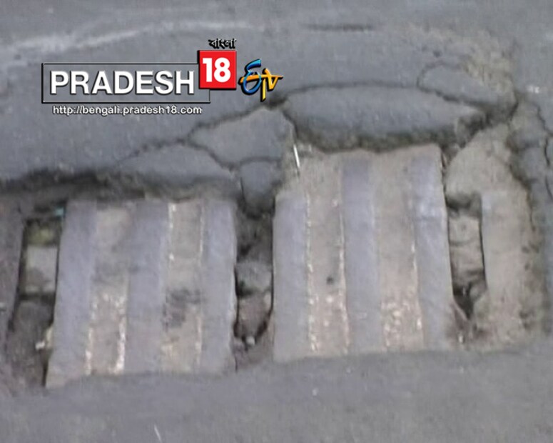 ব্রিজের জীর্ণ দশায় নিরাপদ নন পথচারীরাও ৷ কিছুদিন আগেই ব্রিজের গর্ত দিয়ে গলে পড়ে গিয়ে মারাত্মক আহত হন এক প্রৌঢ় ৷ তার পরেও হুঁশ ফেরেনি প্রশাসনের ৷ এলাকার ট্রাফিকের দায়িত্বে থাকা পুলিশ আধিকারিকরা জানিয়েছেন, বহুবার হাওড়া ব্রিজের রাস্তা সংস্কারের অনুরোধ করে কলকাতা পোর্ট ট্রাস্ট ও কেএমডিএ-কে চিঠি দিয়ে লাভ হয়নি ৷ বর্ষার কারণে দুর্ঘটনার সম্ভাবনা বেড়ে গিয়েছে কয়েকগুণ ৷