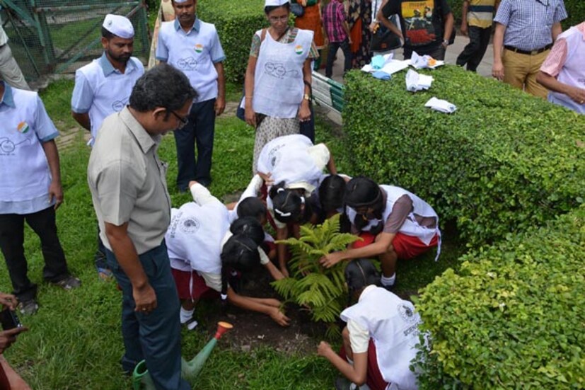 প্রধানমন্ত্রীর ‘স্বচ্ছ ভারত’-এর অনুপ্রেরণায় এবার ‘স্বচ্ছ পাখওয়াড়া’ আয়োজন করা হল কলকাতার সায়েন্স সিটিতে ৷ দু’সপ্তাহব্যাপী এই কর্মযজ্ঞে অংশ নিয়েছে শহরের বিভিন্ন স্কুলের প্রায় ১০০ জন ছাত্র-ছাত্রী এবং বিভিন্ন স্বেচ্ছাসেবী সংগঠন ৷ গোটা সায়েন্স সিটি পরিষ্কার করার পাশাপাশি পরিবেশ সচেতনতা বাড়াতে বিভিন্ন ক্যুইজ প্রতিযোগিতার এবং বসে আঁকো প্রতিযোগিতারও আয়োজন করা হয়েছে ৷ গত ১৬ সেপ্টেম্বর থেকে শুরু হওয়া এই স্বচ্ছতা অভিযান চলবে ৩০ সেপ্টেম্বর পর্যন্ত ৷