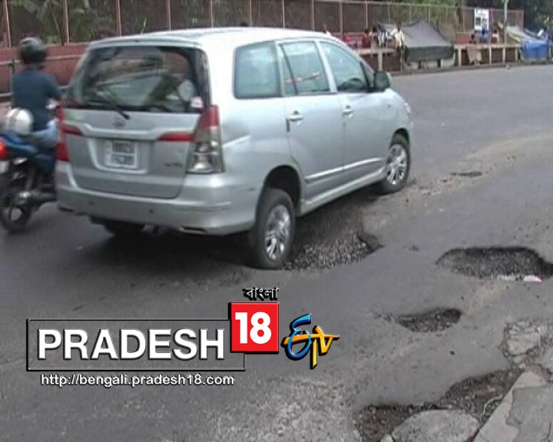 শেষবার ২০০৭ সালে কেএমডিএ ও কলকাতা পোর্ট ট্রাস্টের উদ্যোগে সংস্কার করে সাজানো হয়েছিল হাওড়া ব্রিজ ৷ কলকাতার অন্যতম পরিচয় এই হেরিটেজ সেতু ৷ তার এমন বেহাল অবস্থায় মুখ পুড়বে কলকাতার ৷