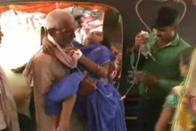 গর্ভবতী পুত্রবধূকে বাঁচাতে কাঁধে নিয়ে হাসপাতালের চক্কর কাটলেন ৭০ বছরের বৃদ্ধ