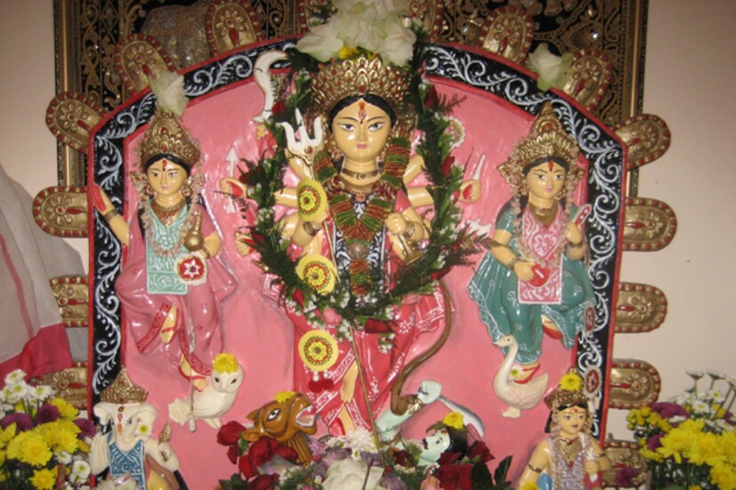 ২০০০সাল থেকে ভিয়েতনামের সাইগন (সাম্প্রতিক নাম হো চি মিন সিটি) চার-পাঁচজন বাঙালি পরিবার মিলে শুরু করে দুর্গাপুজো ৷ প্রথমে বেশ ছোট করেই শুরু হয় এই পুজো ৷ ধীরে ধীরে প্রতিবছর বড় হতে থাকে ভিয়েতনামের এই দুর্গাপুজো ৷ 
