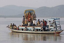 আজ বিজয়া দশমী, ইচ্ছামতীতে চলছে দুই বাংলার প্রতিমা বিসর্জন