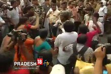 Video: পুলিশের লাঠির ঘায়ে মাথা ফাটল ২ বিজেপি কর্মীর Video: পুলিশের লাঠির ঘায়ে মাথা ফাটল ২ বিজেপি কর্মীর