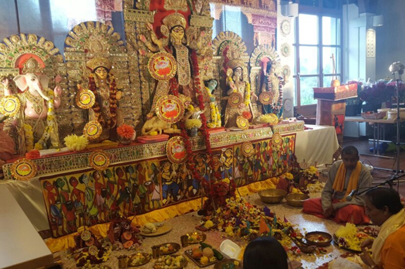 শুধু শহর কলকাতা বা গোটা পশ্চিমবাংলা নয় ৷ মুম্বই থেকে চেন্নাই, গুজরাট থেকে বিহার দুর্গাপুজোয় গোটা দেশ সেজে উঠেছে ৷ তবে শুধু দেশ নয়, দেশের গণ্ডি পেরিয়ে বিদেশেও রওনা দিয়েছেন উমা মা ৷