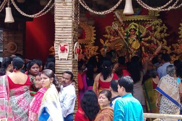মহাঅষ্টমীতে সকাল থেকেই প্যান্ডেলে প্যান্ডেলে মানুষের ঢল, দেখুন ছবি মহাঅষ্টমীতে সকাল থেকেই প্যান্ডেলে প্যান্ডেলে মানুষের ঢল, দেখুন ছবি