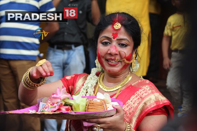 আজ প্রতিমা নিরঞ্জনের মধ্য দিয়ে শেষ হচ্ছে শারদীয় দুর্গোৎসব ৷ উৎসব শেষে বিষাদের সুর ৷ মণ্ডপে-মণ্ডপে চলছে সিঁদুরখেলা, মিষ্টিমুখ ৷ চলছে শুভেচ্ছা বিনিময় ৷ কৈলাসে ফিরবেন উমা। অপেক্ষা আরও এক বছরের ৷ বিশুদ্ধ পঞ্জিকামতে, দেবী দুর্গা এবার ঘোড়ায় চড়ে পৃথিবীতে এসেছেন এবং ঘোড়ায় চড়েই কৈলাসে ফিরবেন। Photo- Siddhartha Sarkar Sarkar আজ প্রতিমা নিরঞ্জনের মধ্য দিয়ে শেষ হচ্ছে শারদীয় দুর্গোৎসব ৷ উৎসব শেষে বিষাদের সুর ৷ মণ্ডপে-মণ্ডপে চলছে সিঁদুরখেলা, মিষ্টিমুখ ৷ চলছে শুভেচ্ছা বিনিময় ৷ কৈলাসে ফিরবেন উমা। অপেক্ষা আরও এক বছরের ৷ বিশুদ্ধ পঞ্জিকামতে, দেবী দুর্গা এবার ঘোড়ায় চড়ে পৃথিবীতে এসেছেন এবং ঘোড়ায় চড়েই কৈলাসে ফিরবেন। Photo- Siddhartha Sarkar Sarkar