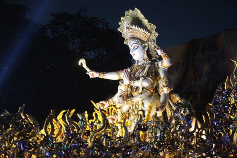 উৎসবের শেষ হয় না ৷ তার রেশ যেন চলতে থাকে গোটা বছর ধরে ৷ আর তা আঁকড়ে ধরেই পরের বছরের জন্য অপেক্ষা ৷ শুক্রবার রেড রোডে ‘বাংলা ব্র্যান্ড কার্নিভ্যাল’ যেন কিছুটা এই ইঙ্গিতই দিয়ে গেল ৷ জমজমাট ভঙ্গিতে, গানে, নাচে, ঠাকুর দর্শনে এ যেন ঠাকুর দেখার রিক্যাপ ! শহরের বাছাই করা ৩৯টি বারোয়ারি পুজো শোভাযাত্রায় একেবারে তাক লাগিয়ে দিল ৷ প্রত্যেক বারোয়ারি নিজের ভঙ্গিতে শোভাযাত্রায় তুলে ধরল নতুন শৈলি ৷ Photo: Siddhartha Sarkar উৎসবের শেষ হয় না ৷ তার রেশ যেন চলতে থাকে গোটা বছর ধরে ৷ আর তা আঁকড়ে ধরেই পরের বছরের জন্য অপেক্ষা ৷ শুক্রবার রেড রোডে ‘বাংলা ব্র্যান্ড কার্নিভ্যাল’ যেন কিছুটা এই ইঙ্গিতই দিয়ে গেল ৷ জমজমাট ভঙ্গিতে, গানে, নাচে, ঠাকুর দর্শনে এ যেন ঠাকুর দেখার রিক্যাপ ! শহরের বাছাই করা ৩৯টি বারোয়ারি পুজো শোভাযাত্রায় একেবারে তাক লাগিয়ে দিল ৷ প্রত্যেক বারোয়ারি নিজের ভঙ্গিতে শোভাযাত্রায় তুলে ধরল নতুন শৈলি ৷ Photo: Siddhartha Sarkar