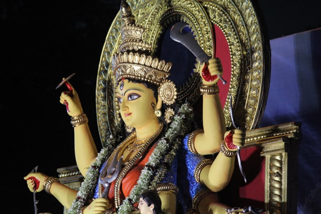রেড রোডের প্রতিমা নিরঞ্জনের শোভাযাত্রায় মুখ্যমন্ত্রী ছাড়াও বিশেষ অতিথিদের তালিকা ছিল অনেক বড় ৷ সৌরভ গঙ্গোপাধ্যায়, বৈশালি ডালমিয়া, শিক্ষামন্ত্রী পার্থ চট্টোপাধ্যায়, দমকলমন্ত্রী ও মেয়র শোভন চট্টোপাধ্যায় থেকে শুরু করে সঙ্গীতশিল্পী দ্বিজেন মুখোপাধ্যায় , টলিউডের বিভিন্ন কলাকুশলী প্রত্যেকেই এই বর্ণাঢ্য শোভাযাত্রা দেখতে উপস্থিত হয়েছিলেন এদিন ৷ রেড রোডের প্রতিমা নিরঞ্জনের শোভাযাত্রায় মুখ্যমন্ত্রী ছাড়াও বিশেষ অতিথিদের তালিকা ছিল অনেক বড় ৷ সৌরভ গঙ্গোপাধ্যায়, বৈশালি ডালমিয়া, শিক্ষামন্ত্রী পার্থ চট্টোপাধ্যায়, দমকলমন্ত্রী ও মেয়র শোভন চট্টোপাধ্যায় থেকে শুরু করে সঙ্গীতশিল্পী দ্বিজেন মুখোপাধ্যায় , টলিউডের বিভিন্ন কলাকুশলী প্রত্যেকেই এই বর্ণাঢ্য শোভাযাত্রা দেখতে উপস্থিত হয়েছিলেন এদিন ৷