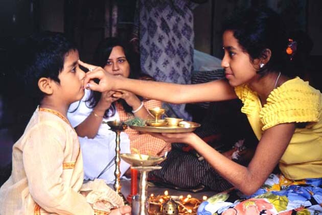ঘাসের ডগায় যে ভোরের শিশির থাকে তা দিয়েই বাটতে হয় চন্দন। মূলত এটাই ফোঁটার প্রধান উপকরণ। এছাড়া প্রদীপের জল, ঘি ইত্যাদি দিয়েও ভাইফোঁটা দেওয়া হয়। (Photo collected) ঘাসের ডগায় যে ভোরের শিশির থাকে তা দিয়েই বাটতে হয় চন্দন। মূলত এটাই ফোঁটার প্রধান উপকরণ। এছাড়া প্রদীপের জল, ঘি ইত্যাদি দিয়েও ভাইফোঁটা দেওয়া হয়। (Photo collected)