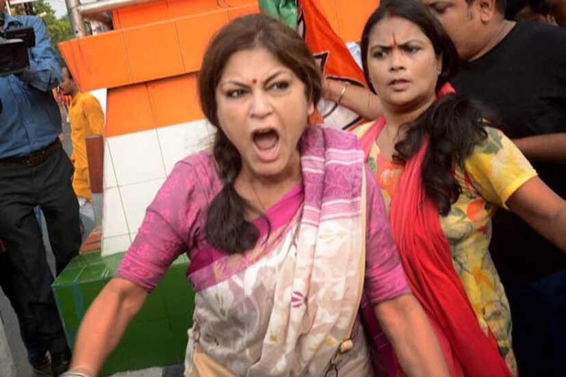 বাবুল সুপ্রিয়র উপর হামলার প্রতিবাদে, অশান্ত হয়ে উঠল হাজরা মোড়। কর্ডন ভেঙে পুলিশের সঙ্গে ধস্তাধস্তি বিজেপি নেতা-কর্মীদের। বিক্ষোভকারীদের ছোড়া ইটের আঘাতে ক্ষতিগ্রস্ত পুলিশের তিনটি গাড়ি। আক্রান্ত তেরোজন পুলিশকর্মীও। রাস্তায় বসে বিক্ষোভ দেখালেন রূপা গঙ্গোপাধ্যায়, লকেট চট্টোপাধ্যায়। লাঠিচার্জে আহত বেশ কয়েকজন বিক্ষোভকারী।