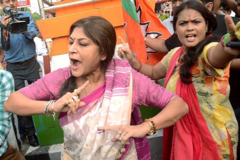 আসানসোলের ঘটনার প্রতিবাদে রণক্ষেত্র হয়ে উঠল হাজরা মোড়। বুধবার আসানসোলে কেন্দ্রীয় মন্ত্রী বাবুল সুপ্রিয়কে লক্ষ করে পাথর ছোড়ার অভিযোগ ওঠে তৃণমূলের বিরুদ্ধে। তারই প্রতিবাদে এদিন বিক্ষোভ কর্মসূচি নেয় বিজেপি। রাসবিহারী থেকে হাজরা মোড় পর্যন্ত প্রতিবাদ মিছিল করে আসেন রূপা গঙ্গোপাধ্যায়, লকেট চট্টোপাধ্যায়রা। মিছিল নিয়ে মুখ্যমন্ত্রীর বাড়ির দিকে যাওয়ারও চেষ্টা হতেই বাধা দেয় পুলিশ। তারপরও কর্ডন ভাঙার চেষ্টা হলে দুপক্ষের মধ্যে শুরু হয় ধস্তাধস্তি। পুলিশ ভ্যান লক্ষ করে ইট ছোড়েন বিক্ষোভকারীরা।