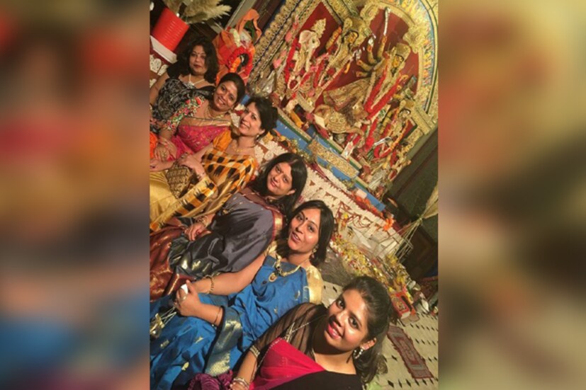 দুর্গাপুজো হবে আর বাঙালি নারীরা শাড়িতে সাজবে না, তা কি হয়! তাই শাড়ি পরে এবার পোজের পালা ৷