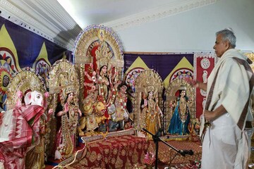 সুদূর লন্ডনেও চলছে অষ্টমীর অঞ্জলি আর আরতি, দেখুন ছবি