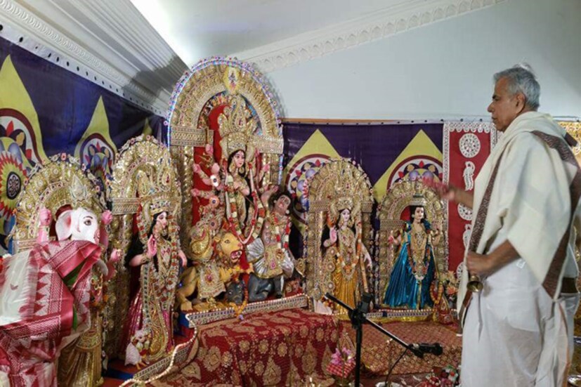 কথায় বলে বাঙালি যেখানে যায় সেখানেই নিজের সংস্কৃতি ছড়িয়ে দেয় ৷ বিদেশ-বিভুঁই হোক বা ভিন রাজ্য সেখানেও জমিয়ে নিজের সংস্কৃতি, নিজের উৎসব উদযাপন করে ৷ তাই প্রবাসেও শারদ আনন্দের পরশ ৷ অষ্টমীতে কলকাতায় যখন মা দুর্গার উদ্দেশ্যে সোচ্চারে উচ্চারিত হচ্ছে ‘রূপং দেহি, জয়ং দেহি...’ ৷ তখন সুদূর লন্ডনও মেতে উঠেছে মাতৃবন্দনায় ৷