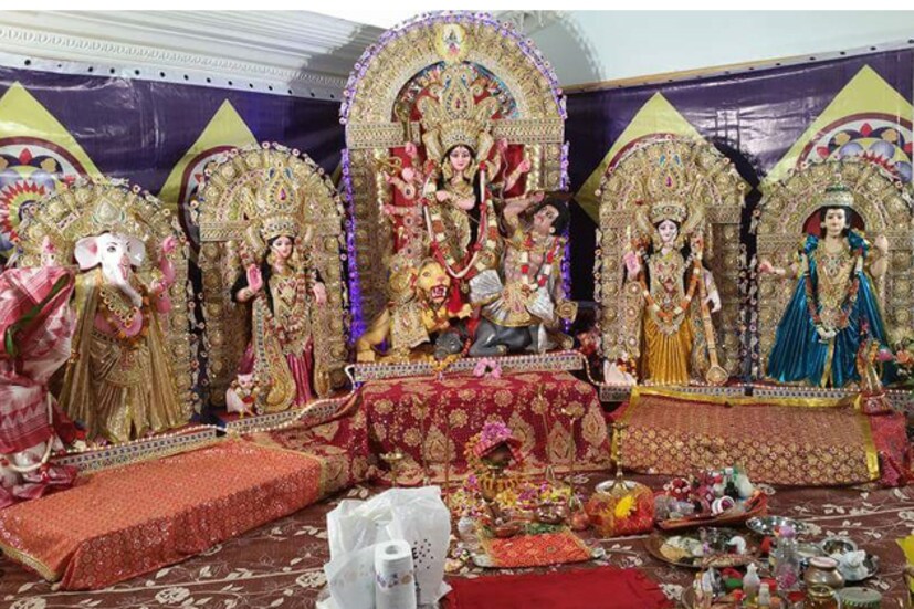 শুধু শহর কলকাতা বা গোটা পশ্চিমবাংলা নয় ৷ মুম্বই থেকে চেন্নাই, গুজরাট থেকে বিহার দুর্গাপুজোয় গোটা দেশ সেজে উঠেছে ৷ তবে শুধু দেশ নয়, দেশের গণ্ডি পেরিয়ে বিদেশেও রওনা দিয়েছেন উমা মা ৷ ইংরেজদের পাড়ায় চলছে মহিষাসুরমর্দিনীর আরাধনা ৷