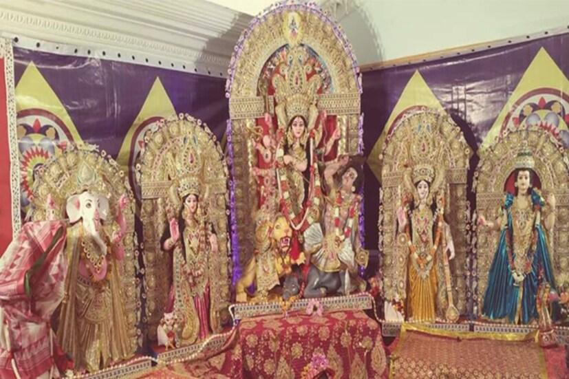তবে কলকাতার মতো চার দিনের পুজো নয় ৷ উইকএন্ডে দু’দিনেই শেষ হয় প্রবাসের দুর্গাপুজো ৷ তবে পুজো হয় শাস্ত্রমতেই ৷