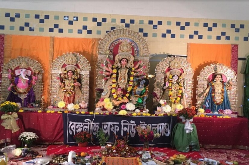 কথায় বলে বাঙালি যেখানে যায় সেখানেই নিজের সংস্কৃতি ছড়িয়ে দেয় ৷ বিদেশ-বিভুঁই হোক বা ভিন রাজ্য সেখানেও জমিয়ে নিজের সংস্কৃতি, নিজের উৎসব উদযাপন করে ৷ তাই প্রবাসেও শারদ আনন্দের পরশ ৷