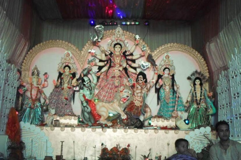 কর্মসূত্রে বিদেশ-ভিনরাজ্যে থাকলেও শিকড়ের টান ভোলে না কেউই ৷ তাই শিকড়ের টানেই দুর্গাপুজোর সময় বাড়ি ফেরে বহু জন ৷ কিন্তু যারা ফিরতে পারে না, তারাও পিছিয়ে থাকতে চায় না ৷ দেশের মাটি ছাড়িয়ে ভিনদেশেও তাই বাঙালির উদ্যোগেই চলছে দুর্গাপুজো ৷