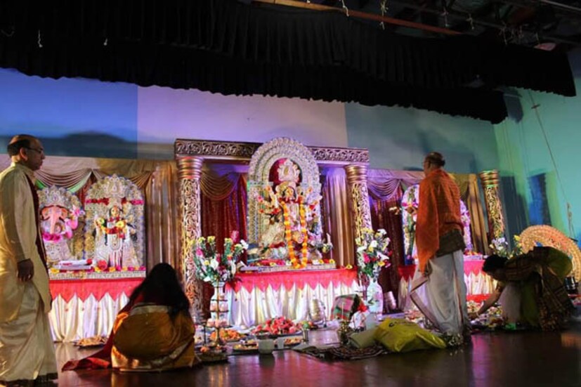 তবে কলকাতার মতো চার দিনের পুজো নয় ৷ উইকএন্ডে দু’দিনেই শেষ হয় প্রবাসের দুর্গাপুজো ৷ তবে পুজো হয় শাস্ত্রমতেই ৷