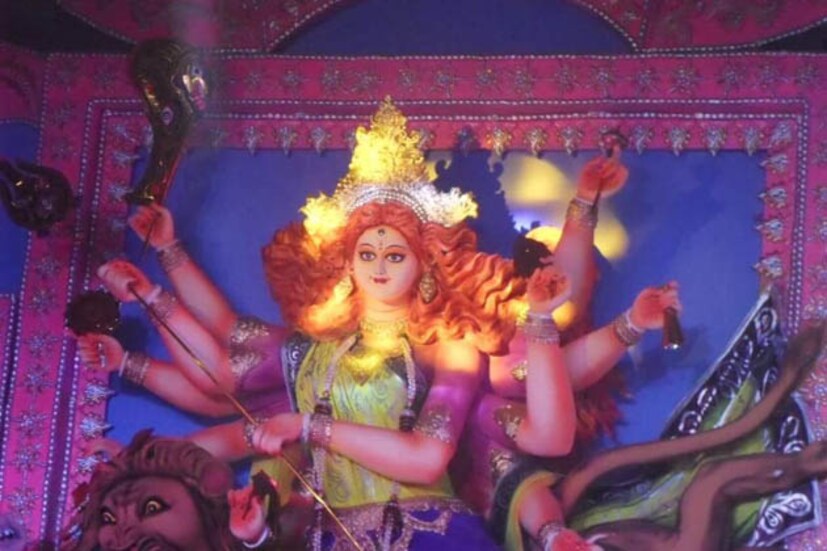 হিন্দু-মুসলিম নির্বিশেষে সব মানুষেরাই মিলিত  হয় এই আনন্দ উৎসবে ৷ 