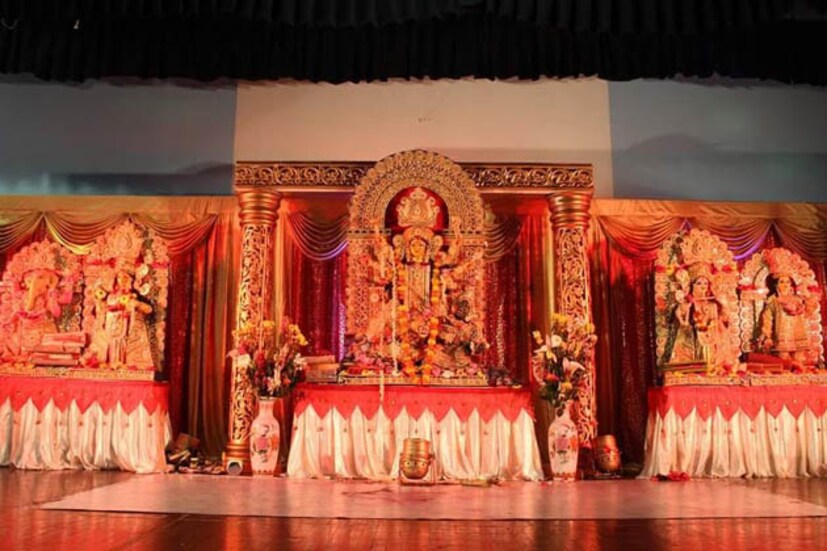শুধু শহর কলকাতা বা গোটা পশ্চিমবাংলা নয় ৷ মুম্বই থেকে চেন্নাই, গুজরাট থেকে বিহার দুর্গাপুজোয় গোটা দেশ সেজে উঠেছে ৷ তবে শুধু দেশ নয়, দেশের গণ্ডি পেরিয়ে বিদেশেও রওনা দিয়েছেন উমা মা ৷