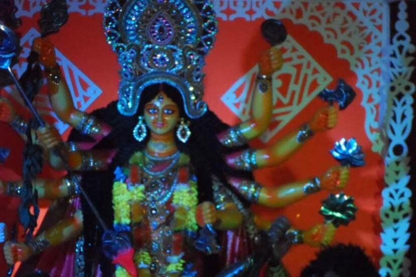 বাংলাদেশের বরিশালের পুজো ৷ সাবেকি মূর্তিতেই এখানে পূজিত হয় মা ৷ 