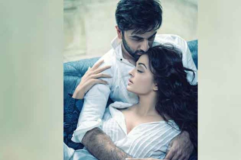  এর আগেও ধুম-২-এর সময় ঋত্বিক-ঐশ্বর্যের লিপলক নিয়েও অস্বস্তিতে পড়েছিলেন বচ্চন পরিবার ৷ বচ্চন পরিবারের ভাবী বউ স্ক্রিনে অন্য কারোর সঙ্গে ঘনিষ্ঠ দৃশ্যে অভিনয় করছেন দেখে নাকি প্রবল আপত্তি উঠেছিল পরিবারের অন্দরে ৷ বলিউডে জোর গুঞ্জন ছড়িয়েছিল, ঐশ্বর্যর সঙ্গে সিনেমার পর্দায় ঘনিষ্ঠ হওয়াতেই নাকি আমন্ত্রিতের তালিকা থেকে বাদ পড়েছিল অভিষেক বচ্চনের বাল্যবন্ধু ঋত্বিক রোশন ৷