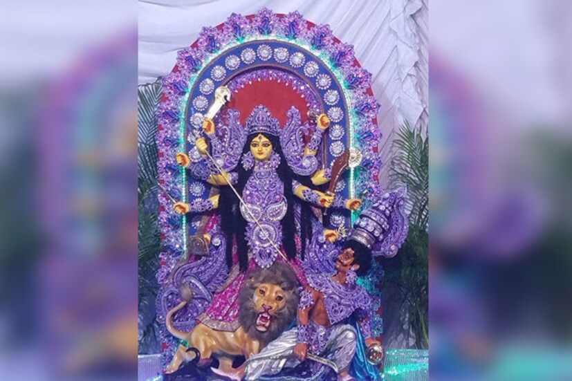 কর্মসূত্রে বিদেশ-ভিনরাজ্যে থাকলেও শিকড়ের টান ভোলে না কেউই ৷ তাই শিকড়ের টানেই দুর্গাপুজোর সময় বাড়ি ফেরে বহু জন ৷ কিন্তু যারা ফিরতে পারে না, তারাও পিছিয়ে থাকতে চায় না ৷ দেশের মাটি ছাড়িয়ে ভিনদেশেও তাই বাঙালির উদ্যোগেই চলছে দুর্গাপুজো ৷  
