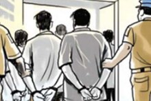 ব্যাঙ্কের লাইনে পুরনো প্রেমিক, বাবা-দাদাকে ডেকে প্রেমিককে উত্তম-মধ্যম দিলেন প্রেমিকা !