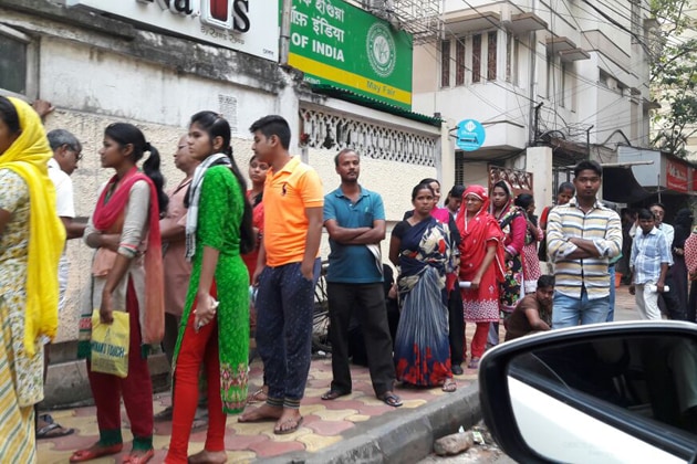 অন্যদিক টাকা তুলতে না পেরে ক্ষুব্ধ সাধারণ মানুষ ৷ সকাল থেকে লাইন দিয়েও টাকা তুলতে পারেননি অনেকেই ৷ বহু জায়গায় খোলেনি ATM ৷ কলকাতার একাধিক ATM-এ টাকা নেই ৷ কাউন্টারের দরজায় ঝুলছে ‘NO CASH’ বোর্ড ৷ টাকা মিলছে না সরকারি ব্যাঙ্কের ATM-এ ৷ টাকা নেই বেসরকারি ব্যাঙ্কের ATM-এ ৷ অন্যদিক টাকা তুলতে না পেরে ক্ষুব্ধ সাধারণ মানুষ ৷ সকাল থেকে লাইন দিয়েও টাকা তুলতে পারেননি অনেকেই ৷ বহু জায়গায় খোলেনি ATM ৷ কলকাতার একাধিক ATM-এ টাকা নেই ৷ কাউন্টারের দরজায় ঝুলছে ‘NO CASH’ বোর্ড ৷ টাকা মিলছে না সরকারি ব্যাঙ্কের ATM-এ ৷ টাকা নেই বেসরকারি ব্যাঙ্কের ATM-এ ৷