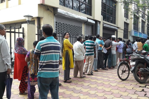 প্রধানমন্ত্রী নরেন্দ্র মোদির ঘোষণায় রাতারাতি বাতিল ৫০০ ও ১০০০-এর নোট ৷ বড় নোট বাতিল, এদিকে খুচরোর হাহাকারে থমকে দাঁড়িয়েছে সাধারণ মানুষের জীবন ৷ একদিন বন্ধ থাকার পর ব্যাঙ্ক খুলতেই নোট বদলানোর হিড়িক ৷ কিন্তু তাতেও মেটেনি না খুচরো সমস্যা ৷ প্রধানমন্ত্রী নরেন্দ্র মোদির ঘোষণায় রাতারাতি বাতিল ৫০০ ও ১০০০-এর নোট ৷ বড় নোট বাতিল, এদিকে খুচরোর হাহাকারে থমকে দাঁড়িয়েছে সাধারণ মানুষের জীবন ৷ একদিন বন্ধ থাকার পর ব্যাঙ্ক খুলতেই নোট বদলানোর হিড়িক ৷ কিন্তু তাতেও মেটেনি না খুচরো সমস্যা ৷