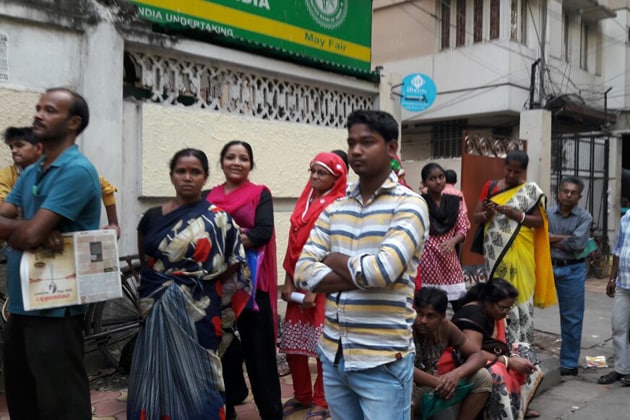টাকা ডিপোজিট মেশিনও সব জায়গায় কাজ করছে না ৷ তাই নিজের কাছে থাকা অচল ৫০০ ও ১০০০ টাকার নোট জমা দিতে ব্যর্থ বহু মানুষ ৷ টাকা ডিপোজিট মেশিনও সব জায়গায় কাজ করছে না ৷ তাই নিজের কাছে থাকা অচল ৫০০ ও ১০০০ টাকার নোট জমা দিতে ব্যর্থ বহু মানুষ ৷