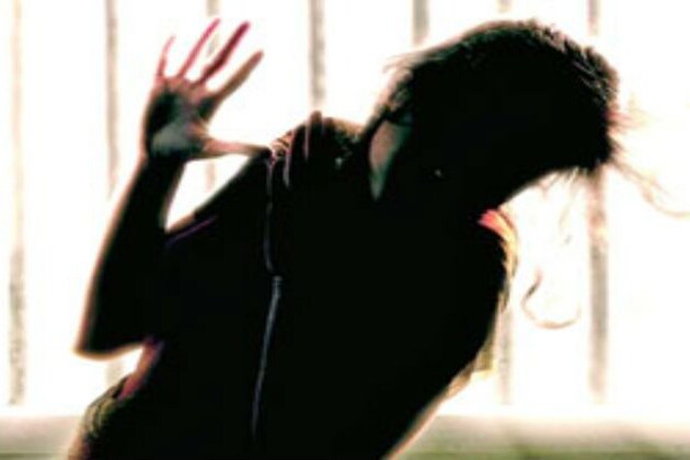 জাইনাবের ভাই রশিদ জানিয়েছেন জাইনাবের প্রাথমিক চিকিৎসার পর পুলিশে অভিযোগ জানানো হয়েছে । জাইনাবের অভিযোগ খতিয়ে দেখছে পুলিশ । জাইনাবের ভাই রশিদ জানিয়েছেন জাইনাবের প্রাথমিক চিকিৎসার পর পুলিশে অভিযোগ জানানো হয়েছে । জাইনাবের অভিযোগ খতিয়ে দেখছে পুলিশ ।