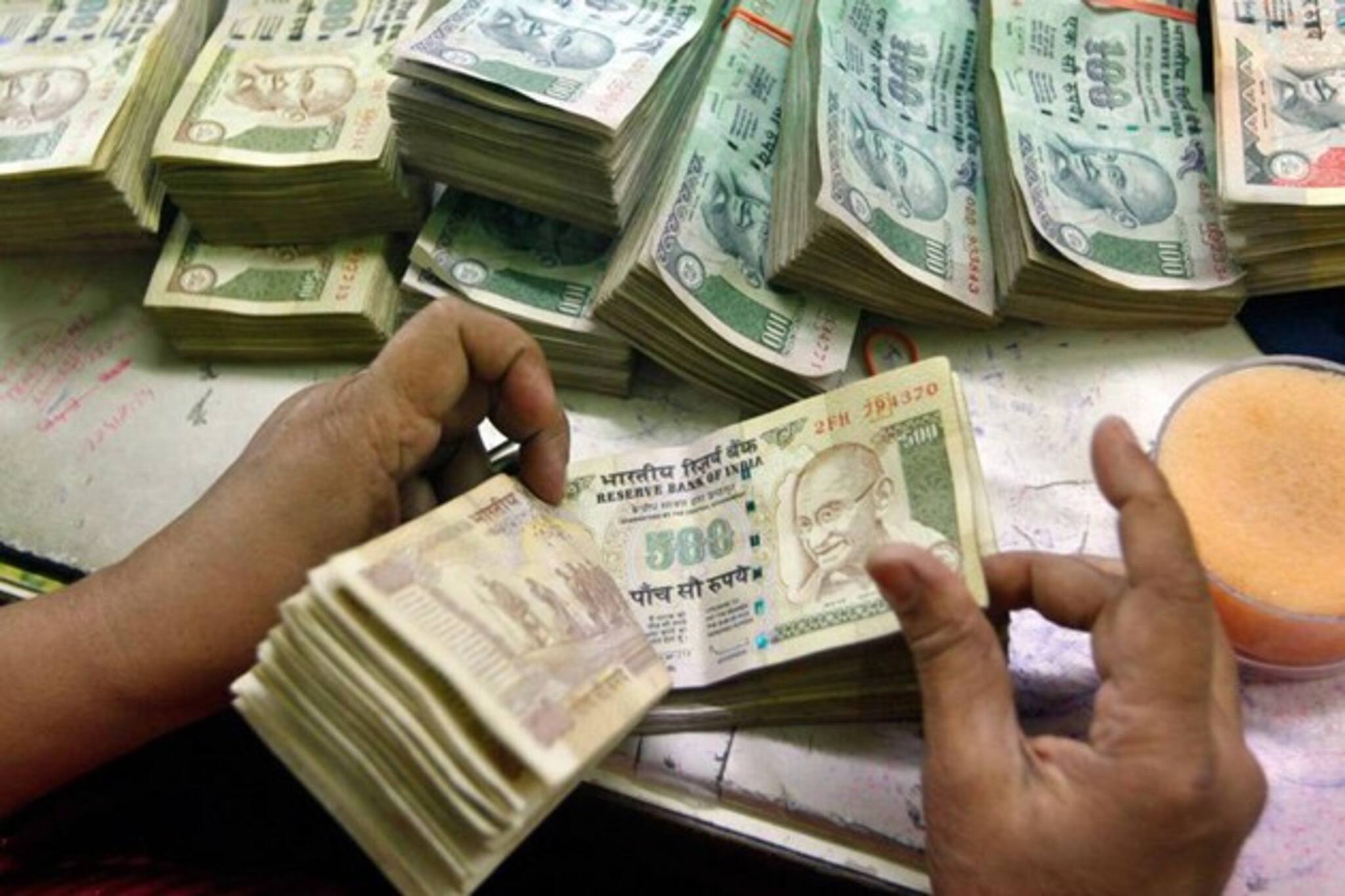 ‘অচল’ নোট ব্যাঙ্কে জমা দিচ্ছেন? হতে পারে জরিমানা