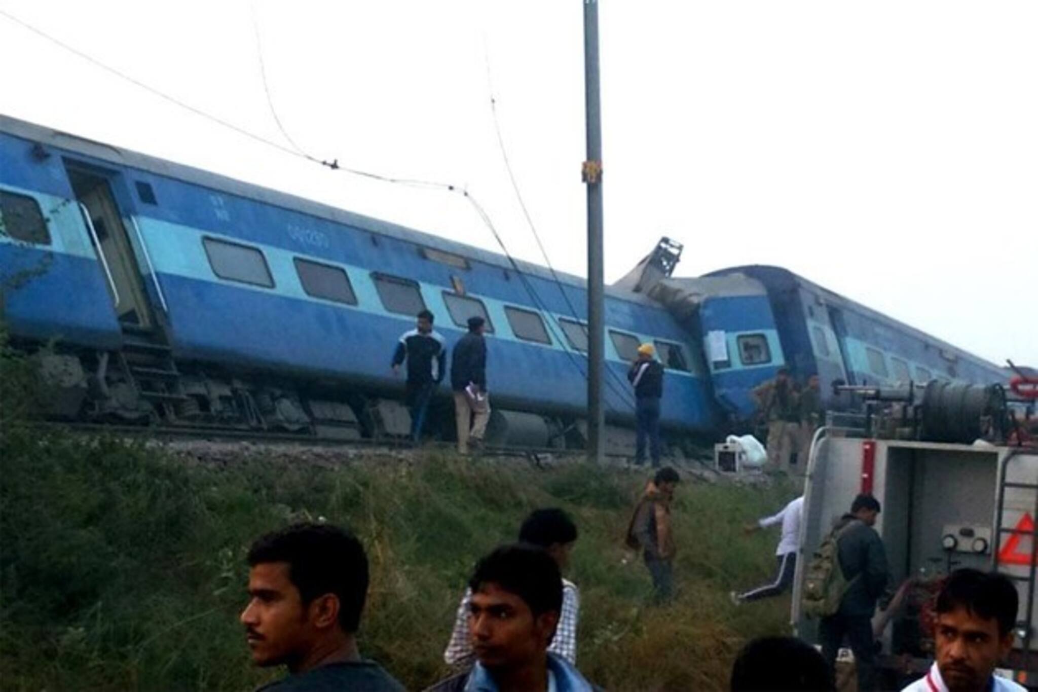 কেন এলএইচবি প্রযুক্তির কামরা নয়? পুখরায়ানের দুর্ঘটনা ঘিরে উঠছে প্রশ্ন