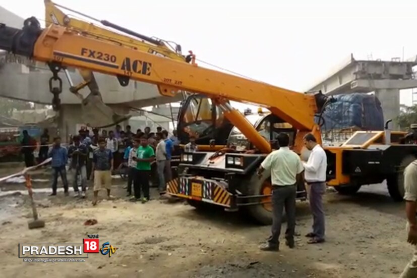 মগরায় জিটি রোডের রেললাইনের ওপর তৈরি হচ্ছিল একটি উড়ালপুল ৷ রবিবার সকালে রেলের নির্মীয়মাণ উড়ালপুলের একাংশ হঠাৎই ভেঙে পড়ে ৷ প্রাথমিক খবর অনুযায়ী, আশঙ্কা করা হচ্ছে উড়ালপুলের নিচে আটকে রয়েছে একটি লরি ৷ তবে লরির মধ্যে লরি চালক ছিল না বলেই খবর পাওয়া গিয়েছে ৷
