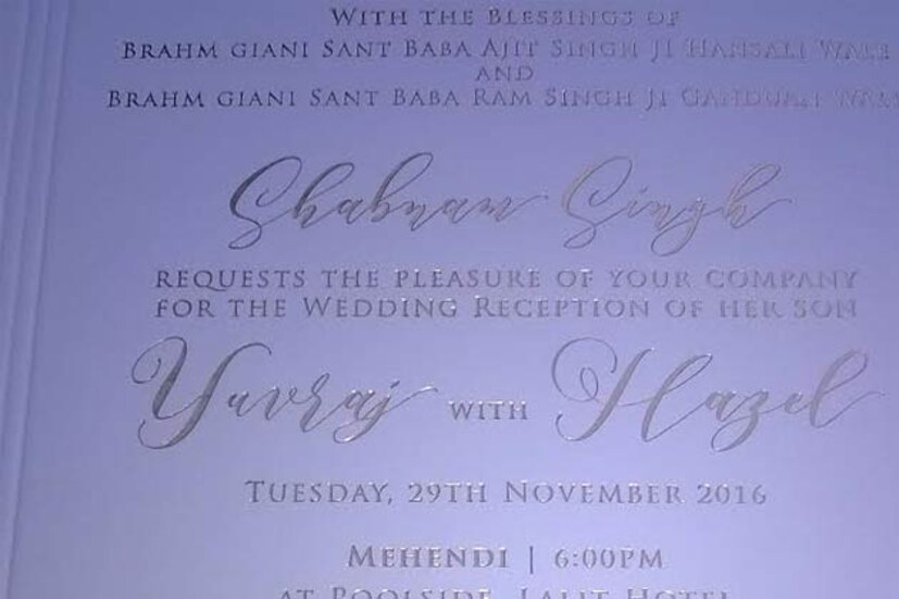আগামী ৩০ নভেম্বর চণ্ডীগড়ে মডেল অভিনেত্রী হ্যাজেল কিচের সঙ্গে বিবাহ-বন্ধনে আবদ্ধ হতে চলেছেন ভারতীয় ক্রিকেট তারকা যুবরাজ সিং ৷ বিয়ের অনুষ্ঠানে খুব একটা জাঁকজমক না থাকলেও নিজের বিয়েতে প্রধানমন্ত্রী নরেন্দ্র মোদিকে আমন্ত্রণ জানাতে ভোলেননি তিনি ৷ মা শবনম সিং-এর সঙ্গেই মোদিকে নিজের বিয়ের নিমন্ত্রণ কার্ড দিতে যান যুবি ৷ শিখ এবং হিন্দু দুই মতেই বিয়ে হবে যুবরাজের ৷