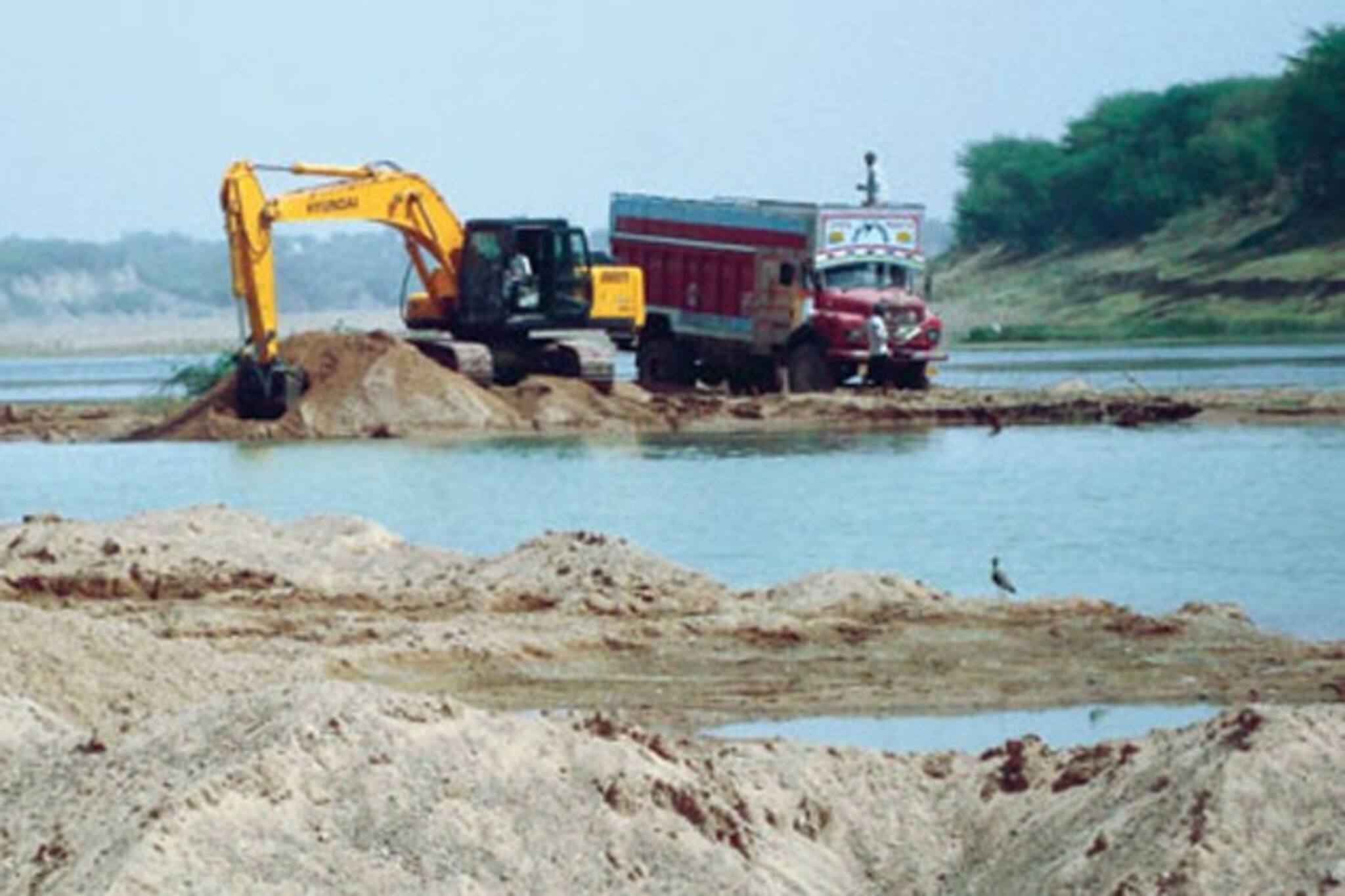 মুখ্যমন্ত্রীর নির্দেশকে বুড়ো আঙুল দেখিয়ে বিভিন্ন বালি খাদান থেকে চলছে দেদার বালি পাচার