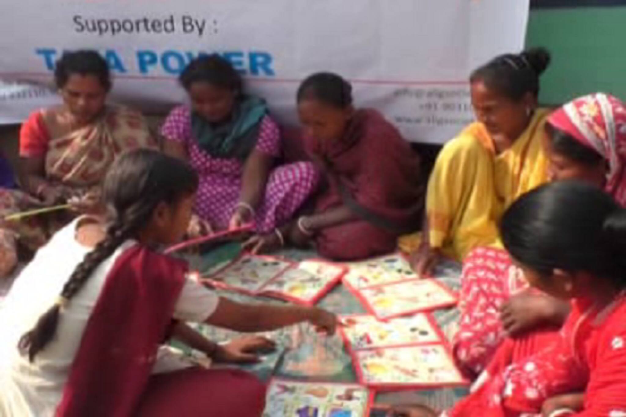 এই গ্রামের বাচ্চাদের একটাই স্বপ্ন, মা-কাকিমারা হয়ে উঠুক স্বাক্ষর !