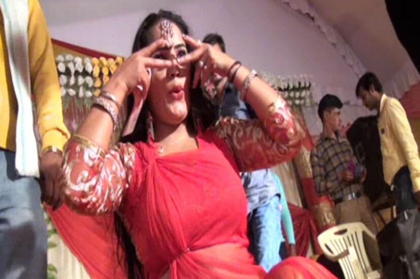 তবে শুধুই নতর্কির দিকে নয়, বিয়ে বাড়িতে বর আসার সময়, বরের দিকেও ওড়ানো হল প্রচুর ক্যাশ ৷ গোটা দেশে যখন নোচ বাতিলের সমস্যায়, নগদ টাকার জন্য মানুষের ভোগান্তি, সেখানে এরকম টাকা ওড়ানো কতটা যুক্তিযুক্ত? মির্জাপুরে মানুষ মনে করছেন, এটাই এই শহরের নিয়ম ৷ বিয়ে হলে টাকা উড়বেই !