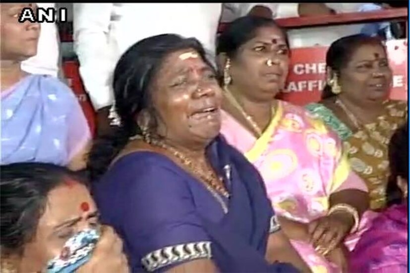 জয়ললিতার শারীরিক অবস্থার কথা জানতে পেরে ট্যুইটে রাষ্ট্রপতি প্রণব মুখ্যপাধ্যায় জানিয়েছেন, ‘মুখ্যমন্ত্রীর জয়ললিতার শারীরিক অবস্থার কথা জানতে পেরে অত্যন্ত দুঃখিত ৷ ওনার দ্রুত আরোগ্য কামনা করি ৷’ গত ২২ সেপ্টেম্বর থেকেই চেন্নাইয়ের অ্যাপোলো হাসপাতালে চিকিৎসা চলছিল আম্মার ৷