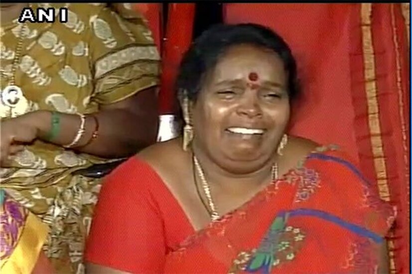 আম্মার চির রাজনৈতিক শত্রু এম করুনাণিধিও তার আরোগ্য কামনা করেছেন ৷ বিরোধী নেতা স্টালিন জানিয়েছে, ‘আমি কামনা করি মুখামন্ত্রী দ্রুত সুস্থ হয়ে উঠুক ৷’ অন্যদিকে কেন্দ্রীয় মন্ত্রী ভেনকাইয়া নাইডু ট্যুইটে জানিয়েছেন, ‘তামিলনাড়ুর মুখ্যমন্ত্রীর শারীরিক অবস্থা শঙ্কটজনক জানতে পেরে অত্যন্ত দুঃখিত ৷ উনি যাতে শীঘ্রই সুস্থ হয়ে উঠে তারই প্রার্থনা করি ৷’