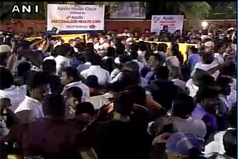 রবিবার বিকেল ৫টা নাগাদ হৃদরোগে আক্রান্ত হন তামিলনাড়ুর মুখ্যমন্ত্রী জয়ললিতা ৷ চেন্নাইয়ের বেসরকারি হাসপাতালে ভর্তি করা হয়েছে আম্মাকে ৷ কার্ডিওলজিস্ট, পালমোনোলজিস্ট ও ক্রিটিক্যাল কেয়ার ইউনিট বিশেষজ্ঞদের নিয়ে একটি মেডিকেল টিম তৈরি করা হয়েছে। পর্যবেক্ষণে রাখা হয়েছে তাঁকে ৷ আপাতত এআইএডিএমকে নেত্রীর অবস্থা অত্যন্ত সঙ্কটজনক, জানিয়েছেন চিকিত্সকরা। লন্ডন থেকে ডাঃ রিচার্ড বেলির পরামর্শে চলছে চিকিৎসা, জানাল হাসপাতাল কর্তৃপক্ষ ৷