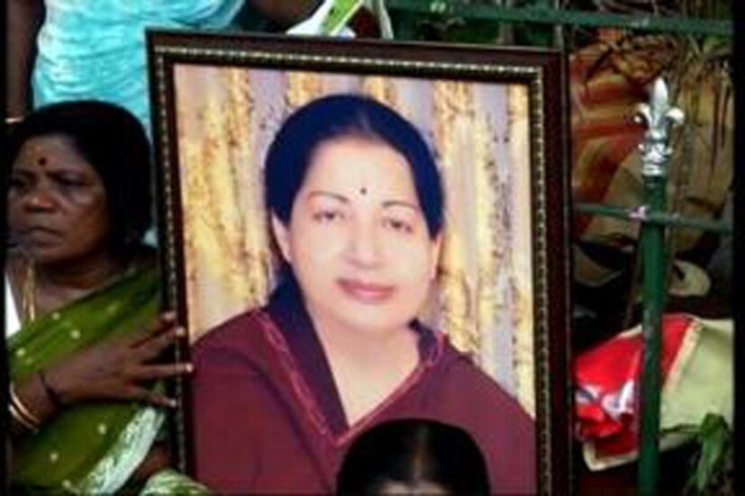রবিবার বিকেল ৫টা নাগাদ হৃদরোগে আক্রান্ত হন তামিলনাড়ুর মুখ্যমন্ত্রী জয়ললিতা ৷ এই খবর ছড়িয়ে পড়তেই চেন্নাইয়ের অ্যাপোলো হাসপাতালের সামনে ভিড় জমতে শুরু করেছে তার সমর্থকদের ৷ তার আরোগ্য কামনায় প্রার্থনা করছে গোটা দেশ ৷ রাষ্ট্রপতি প্রণব মুখোপাধ্যায়, এম করুনাণিধি, কংগ্রেস সহ-সভাপতি রাহুল গান্ধি, পশ্চিমবঙ্গের মুখ্যমন্ত্রী মমতা বন্দ্যোপাধ্যায় ও বিভিন্ন রাজ্যের মুখ্যমন্ত্রীরা তাঁর শারীরিক অবস্থার খোঁজখবর নেন এবং দ্রুত আরোগ্য কামনা করেছেন ৷ 